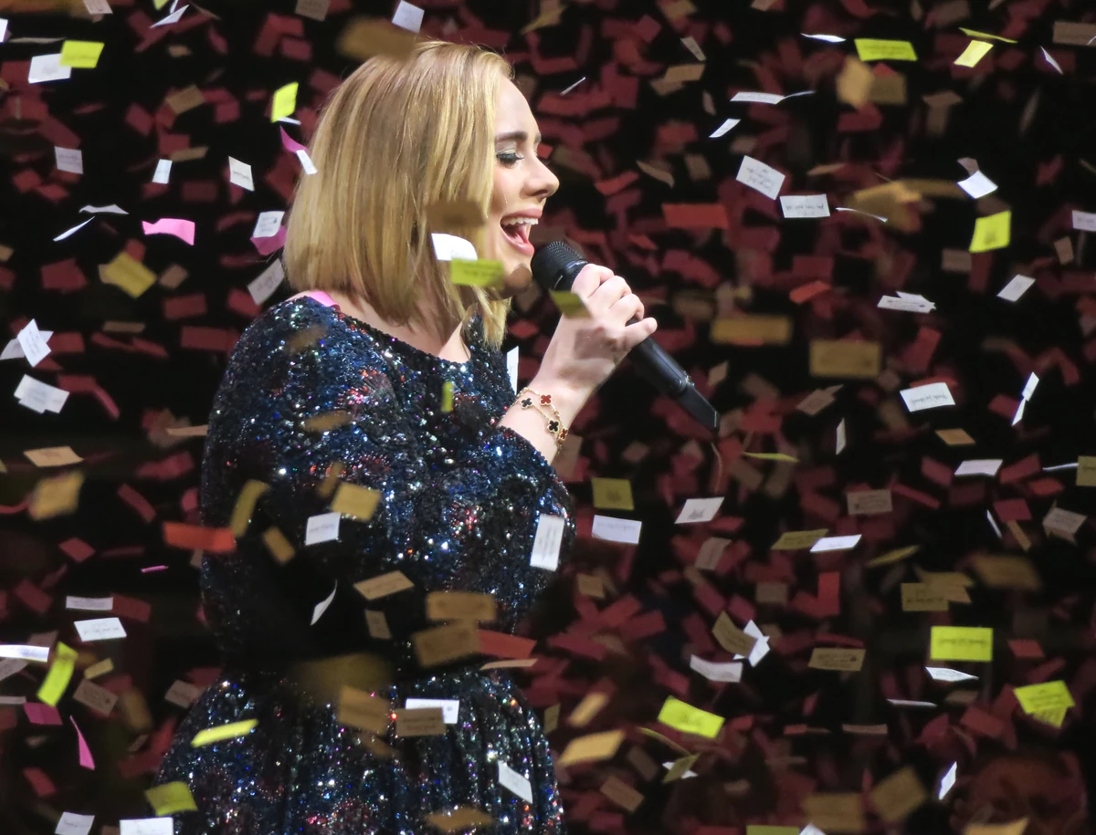 Cơn mưa giấy bất ngờ này là món quà mà Simon dành tặng Adele nhân ngày 5 năm bên nhau