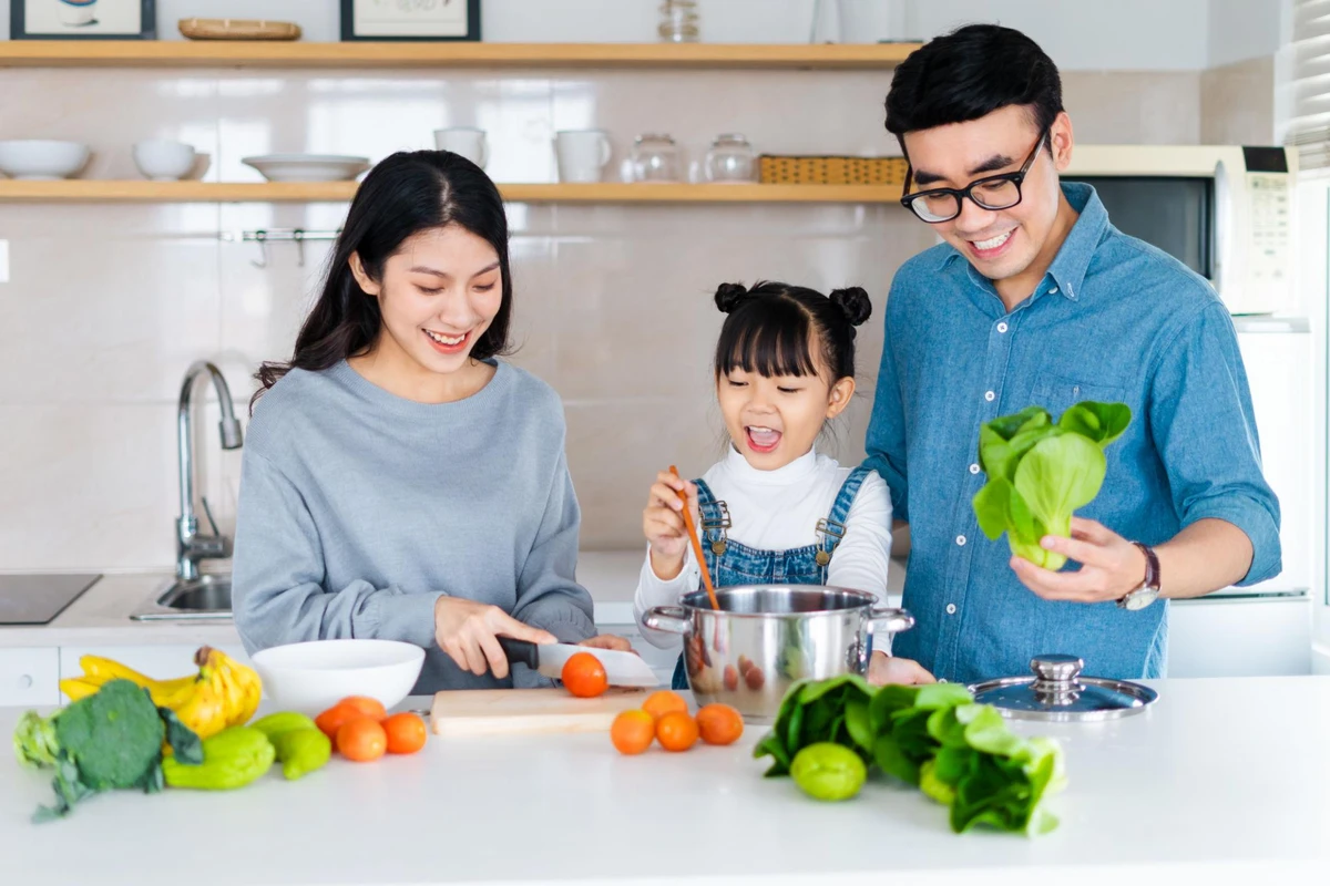 Gia đình 3 người đang vui vẻ trong bếp