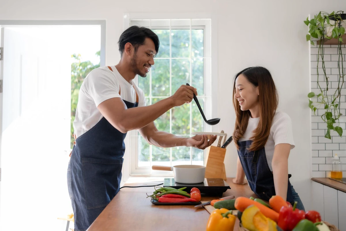 Hình ảnh người chồng nấu ăn cho vợ