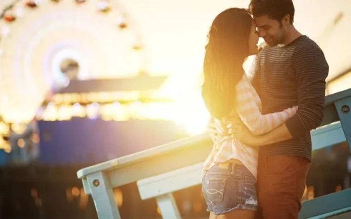 Cả 2 hôn nhau dưới hoàng hôn