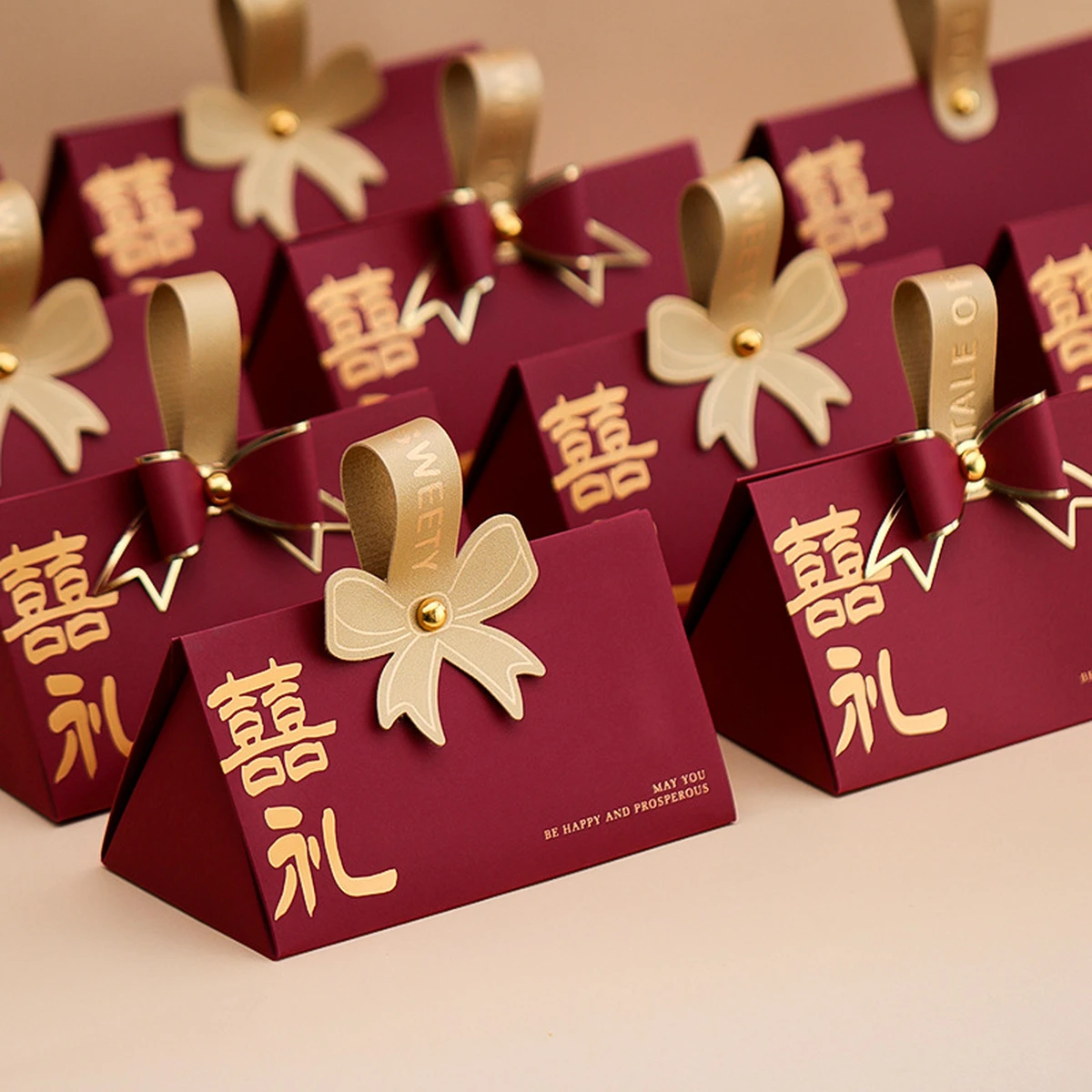 Loại hộp này có vẻ ngoài như một chiếc túi, rất thuận tiện cho các khách mời trong việc cầm/nắm món quà.
