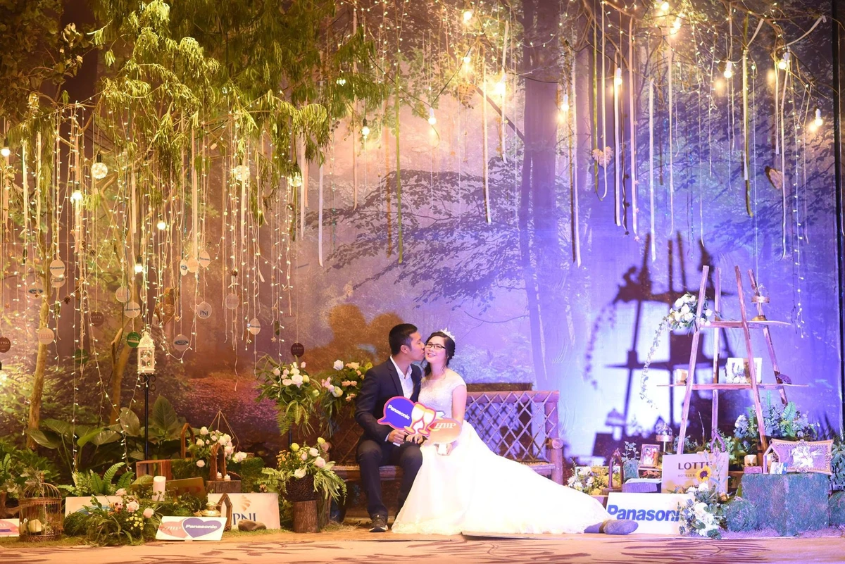 Các cặp đôi uyên ương chụp ảnh tại sự kiện Triển lãm Cưới & Du lịch Trăng mật HWP (Honeymoon Wedding Perfect) với không gian được thiết kế ấn tượng 