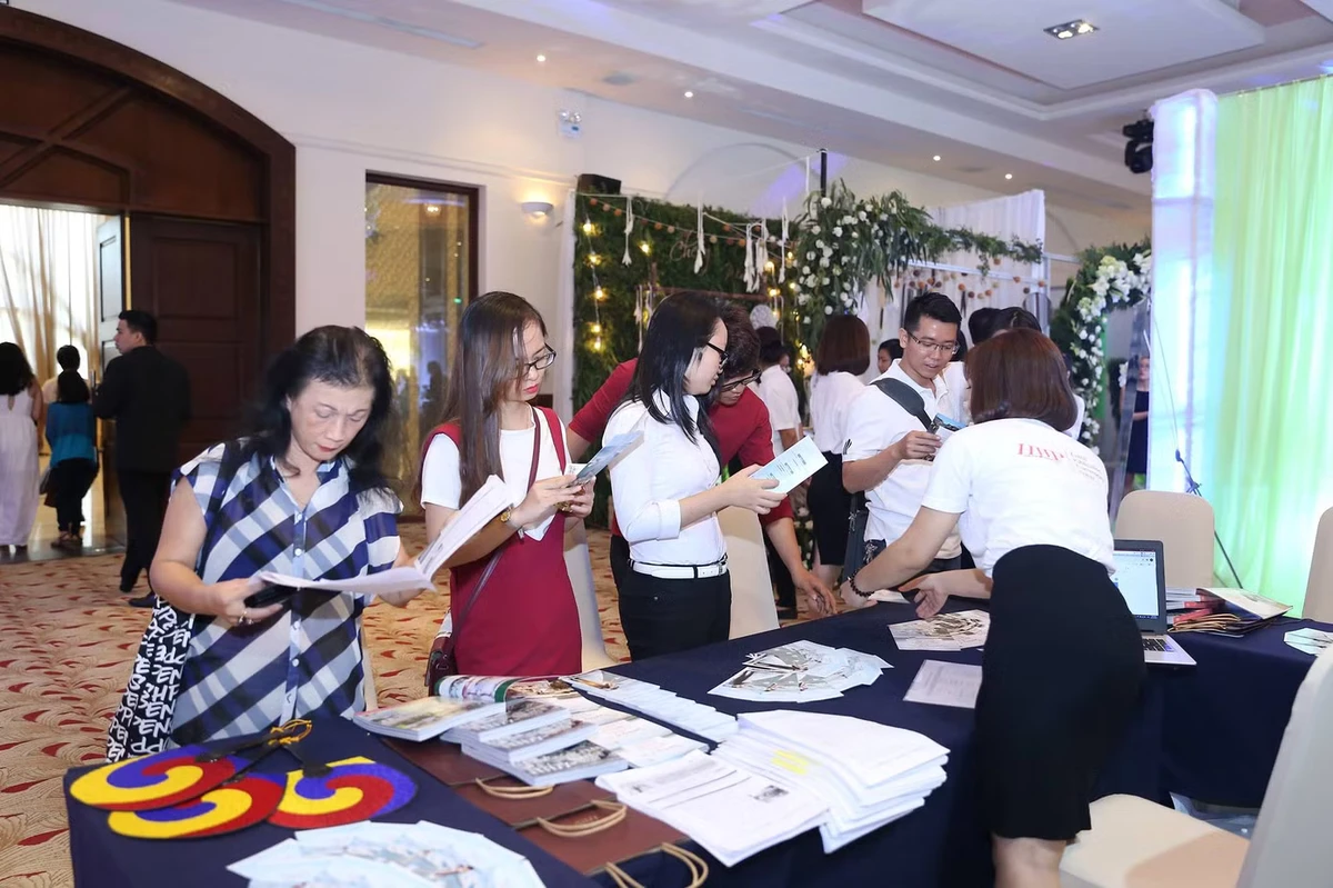 Đông đảo các cơ quan báo chí và các nhà cung cấp dịch vụ Cưới đã đến tham dự buổi lễ khai mạc triển lãm