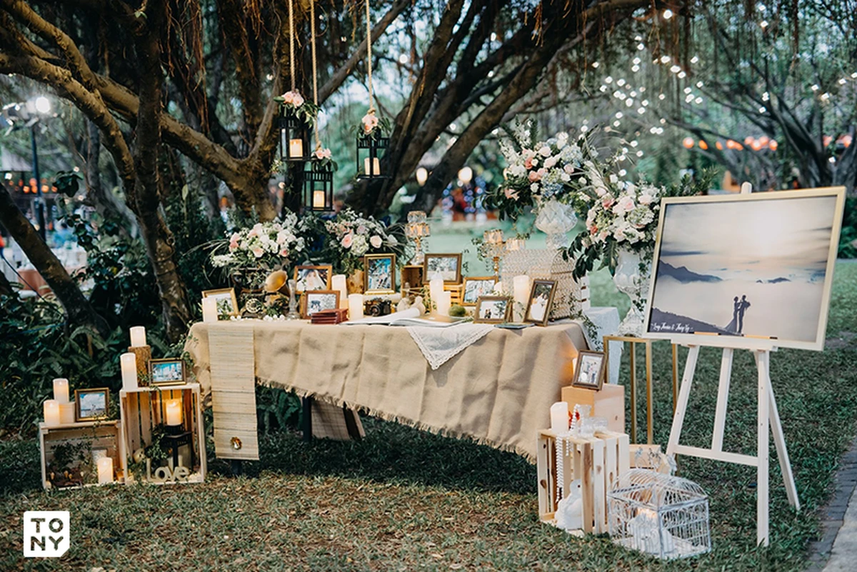 bàn gallery với rất nhiều hình được trưng bày tạo ấn tượng cho khách mời tham dự