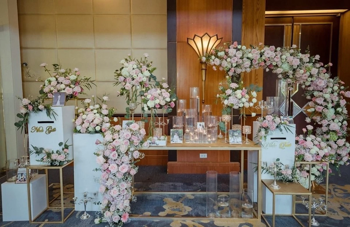 Bàn gallery màu vàng hồng tuy nhẹ nhàng, đáng yêu và gần gũi, không làm cho khách mời cảm thấy choáng ngợp nhưng vẫn mang lại sự sang trọng cho buổi tiệc