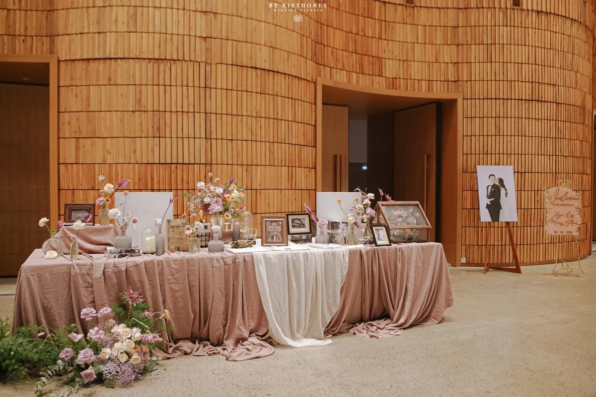 Bàn gallery màu vàng hồng tuy nhẹ nhàng, đáng yêu và gần gũi, không làm cho khách mời cảm thấy choáng ngợp nhưng vẫn mang lại sự sang trọng cho buổi tiệc