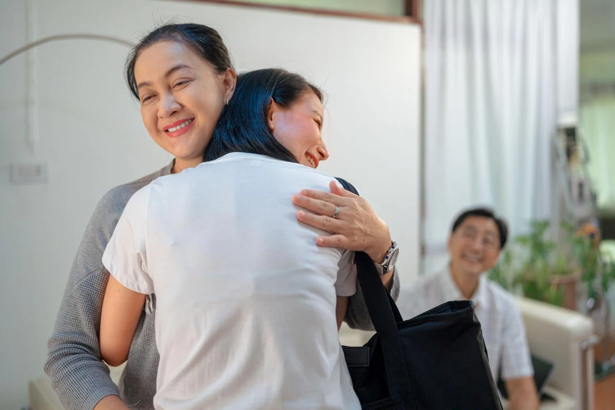 Nếu ở riêng, sẽ không còn cảnh phải xin phép mỗi lần muốn về thăm bố mẹ một cách khó khăn nữa.