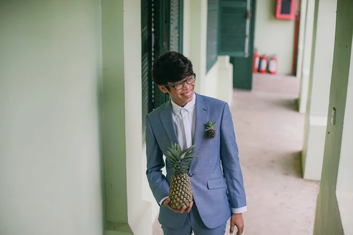 Chú rể cầm trái một trái dứa đi đón cô dâu