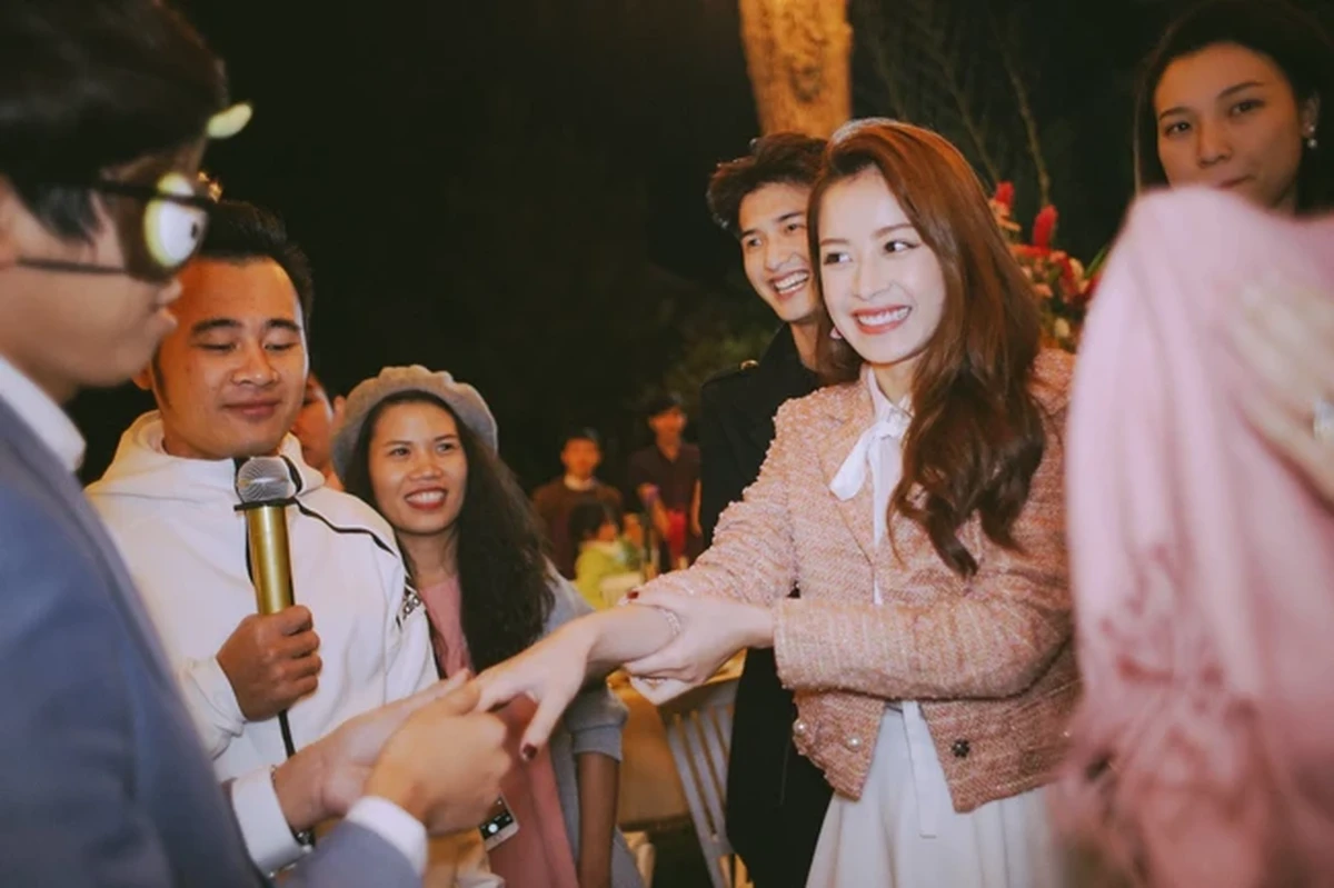 Tất cả mọi người chơi trò chơi cùng nhau