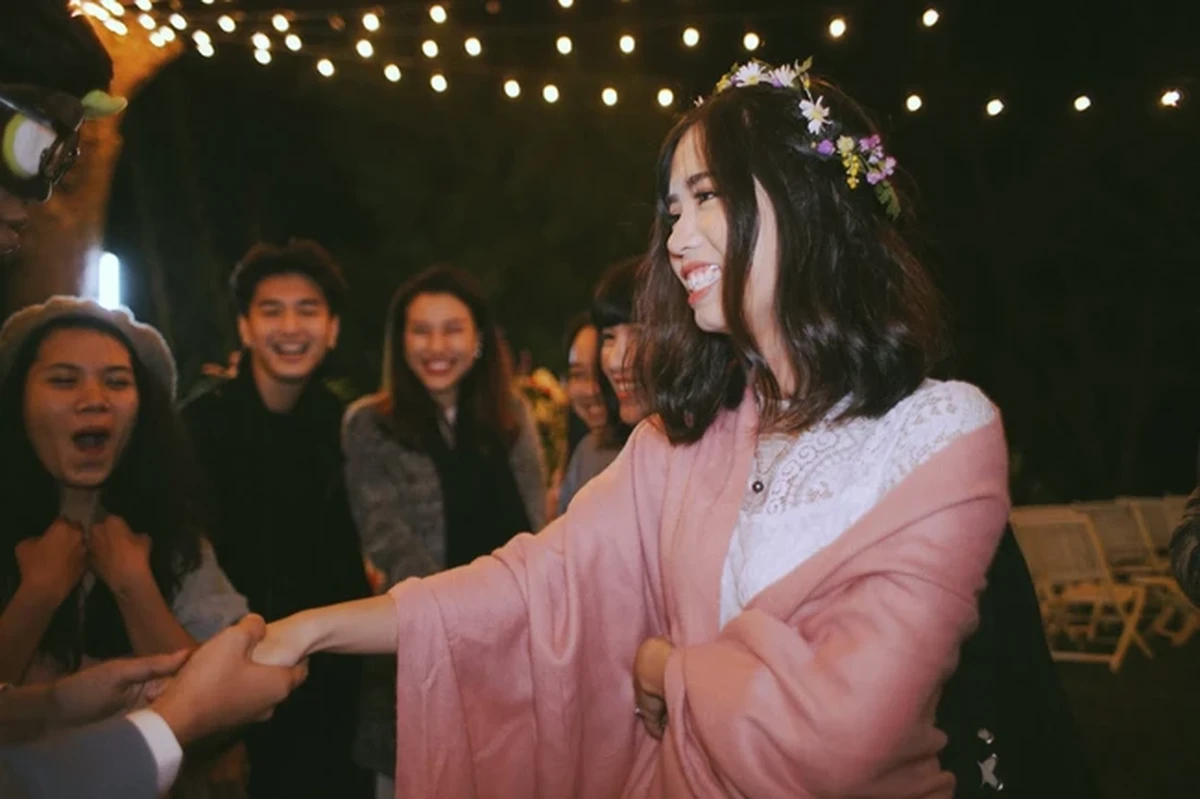 Chú rể nắm tay cô dâu
