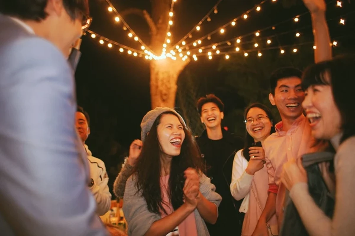 Khoảnh khắc khách mời vui vẻ trong tiệc