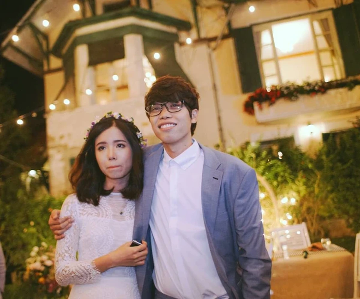 Tiệc đính hôn sân vườn lãng mạn với không gian ấm cúng, ánh đèn lung linh và phong cách trang trí tinh tế.