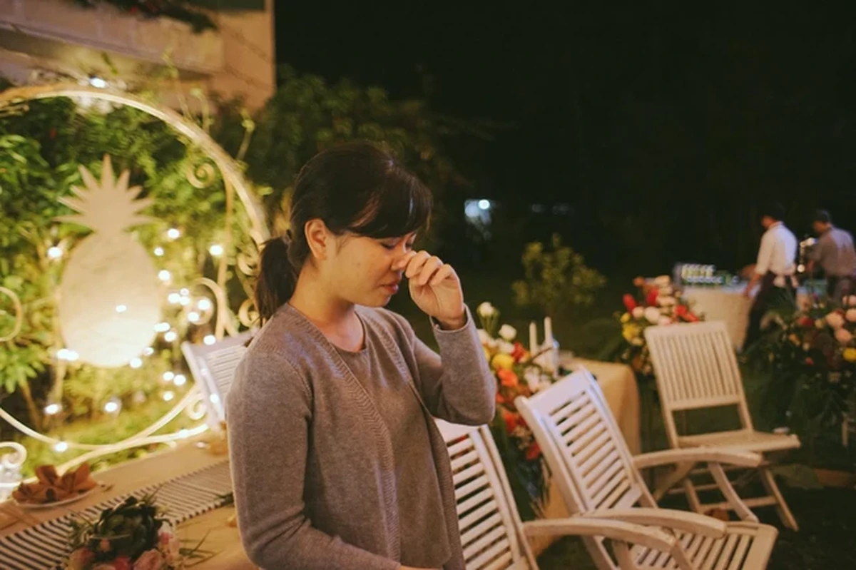 Bạn thân cô dâu vừa khóc vừa kể thật dài, và dặn dò chú rể cố gắng chăm sóc cô dâu.