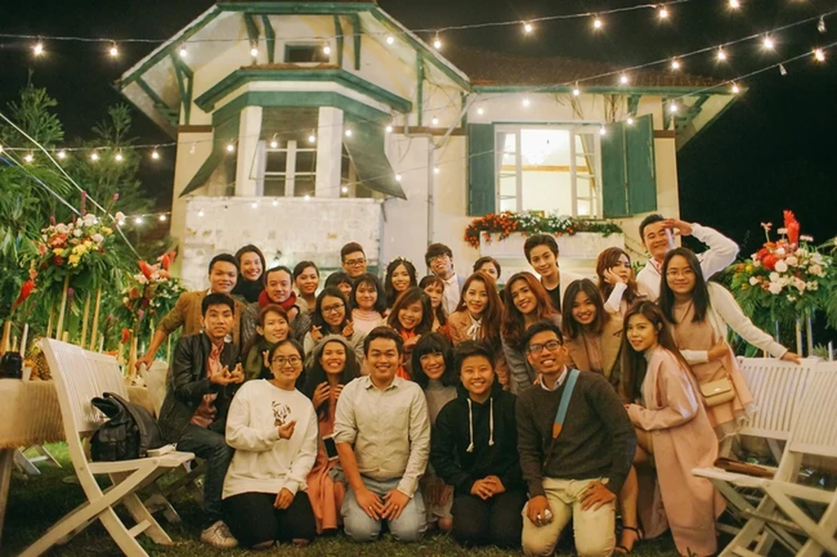 Bạn bè và gia đình cùng chụp hình với cô dâu chú rể