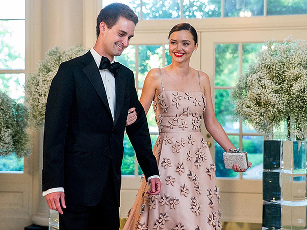 Miranda Kerr diện váy dạ hội đính hoa 3D cùng chú rể trong tiệc cưới