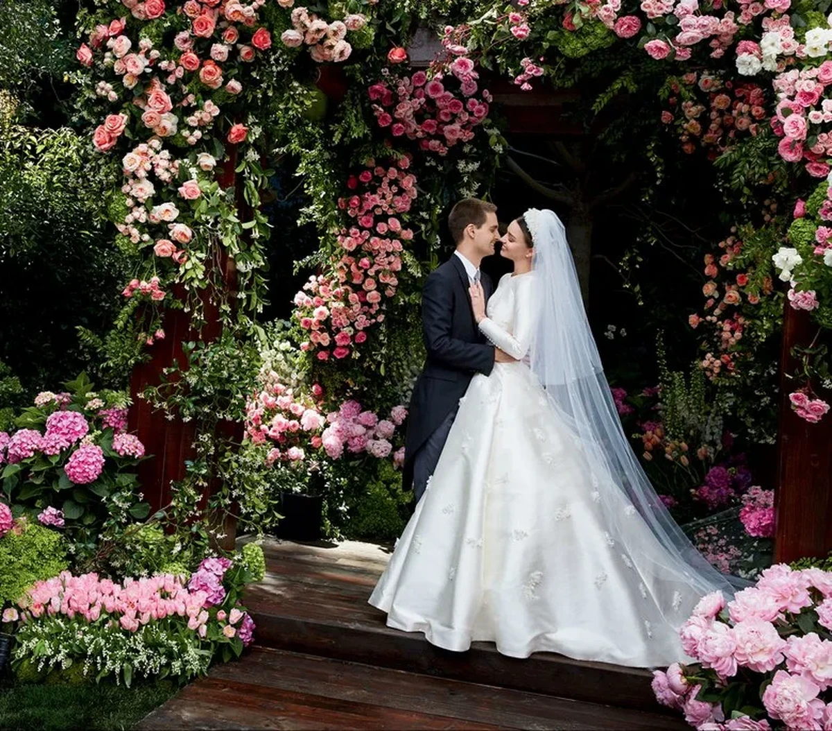 Miranda Kerr và Evan Spiegel hôn nhau trong lễ cưới với váy cưới cổ điển