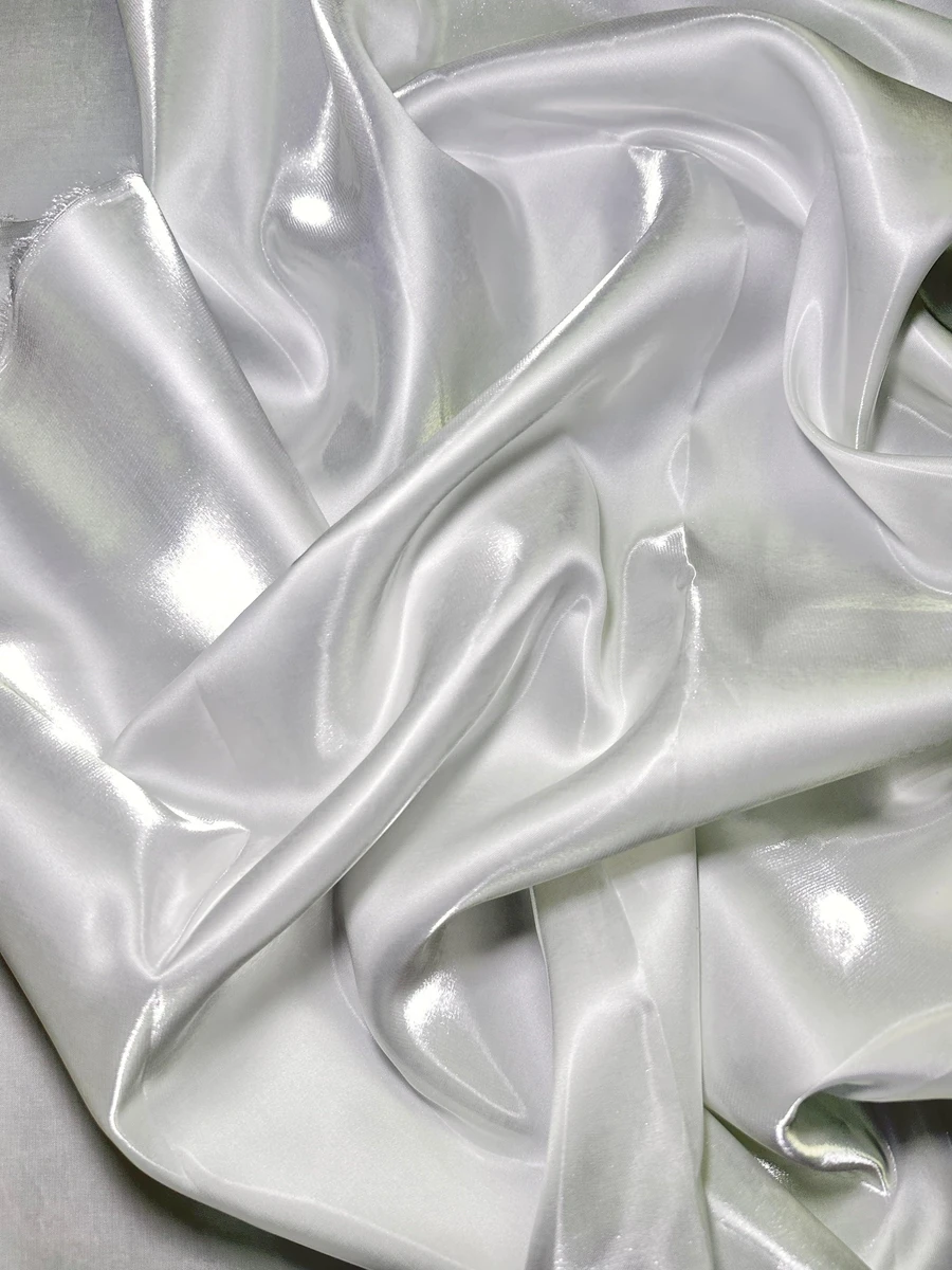 Chất liệu satin cao cấp với bề mặt bóng mịn