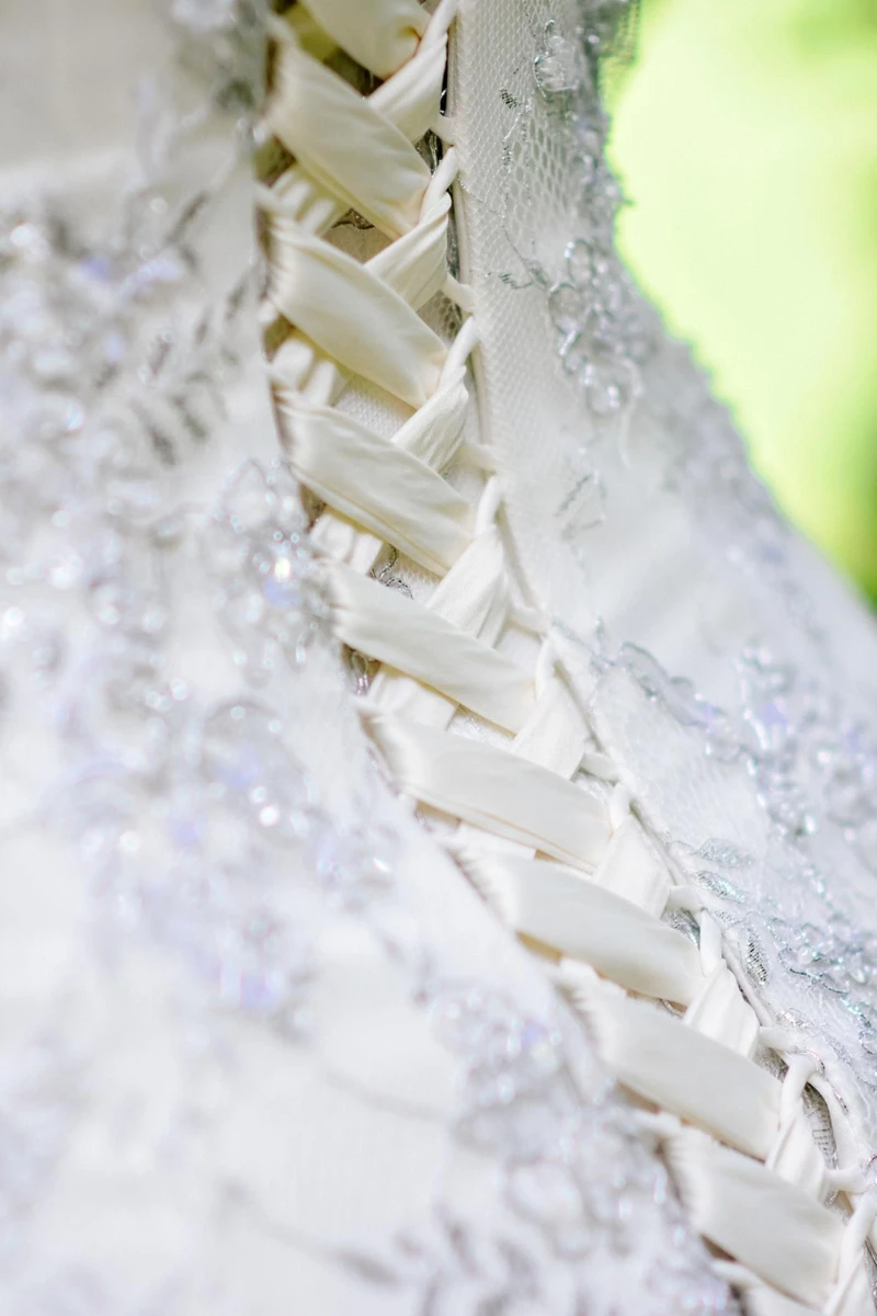 Corset buộc phần lưng váy cưới