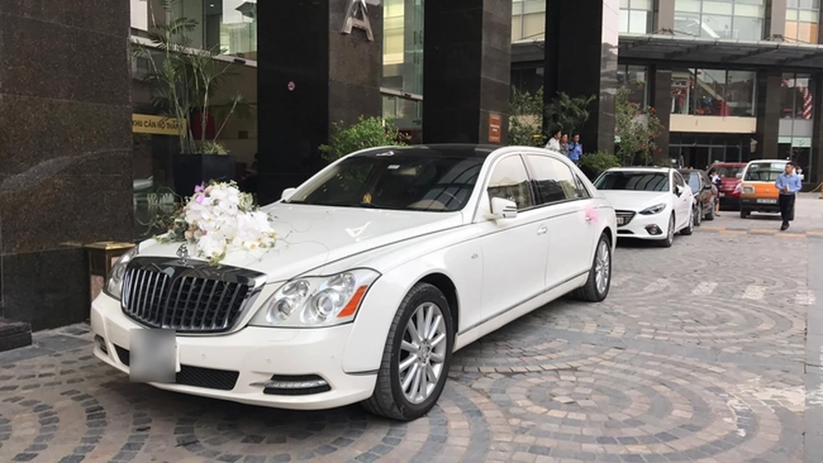 Chiếc siêu xe Maybach màu trắng sang trọng được trang trí hoa cưới làm xe đón dâu của MC Thành Trung