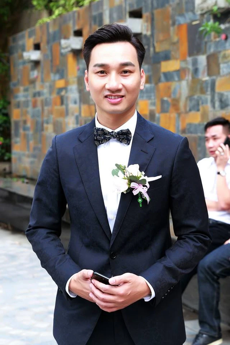 MC Thành Trung mặc vest lịch lãm trong ngày hạnh phúc