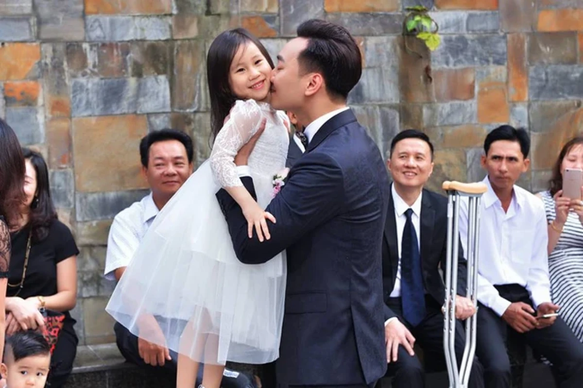Trước hôn lễ, nam mc vui vẻ bên cạnh cháu gái