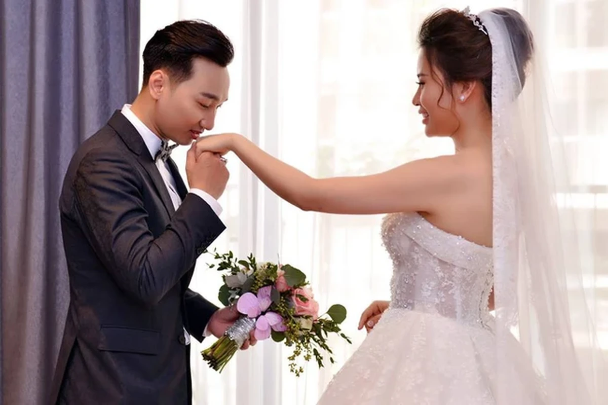 Nam mc dành nụ hôn ngọt ngào cho vợ