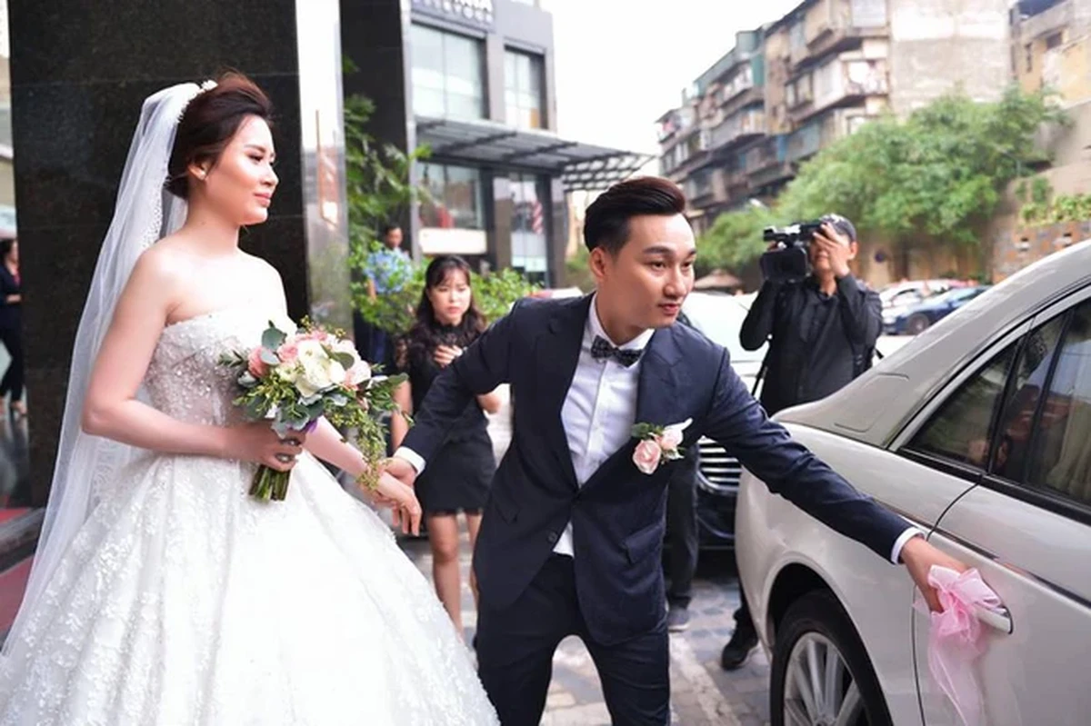 Nam mc cẩn thận mở cửa xe cho vợ