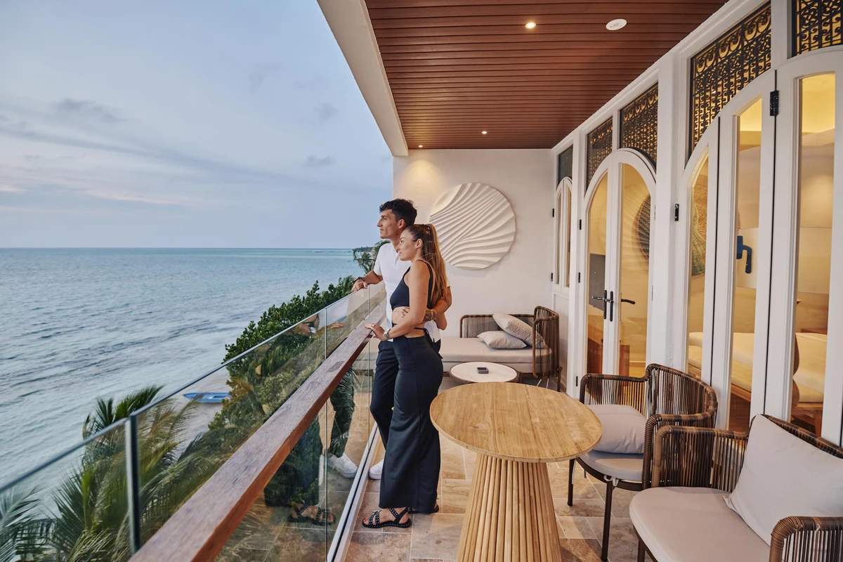 Cả 2 đang đứng cạnh nhau nhìn ra biển