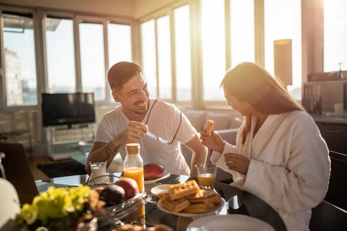 Cặp đôi vui vẻ cười đùa, trò chuyện trong bữa ăn