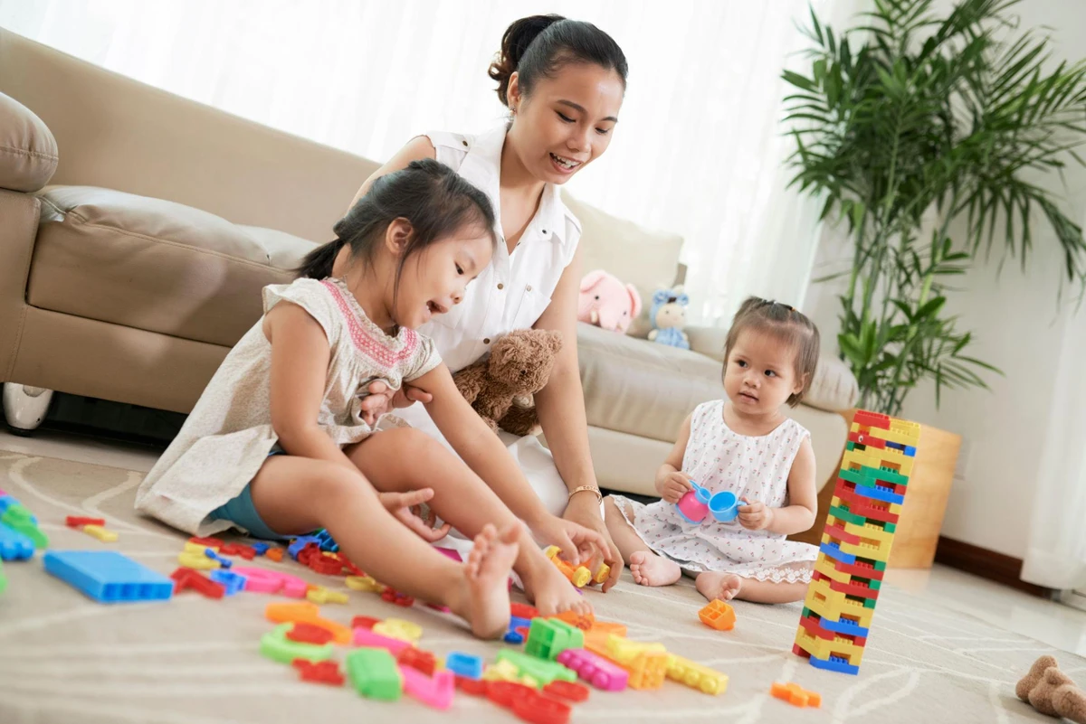 Bà mẹ nội trợ chăm con vất vả