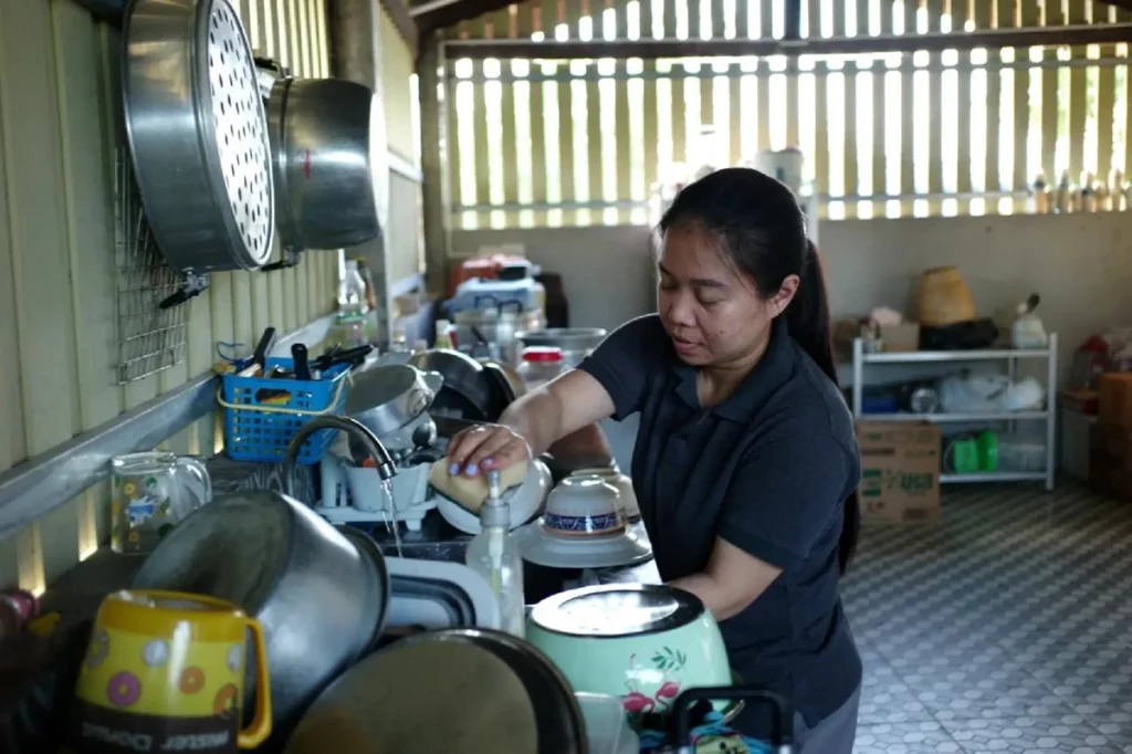 Một bà nội trợ, ‘ở nhà chồng nuôi’ có giá bao nhiêu?