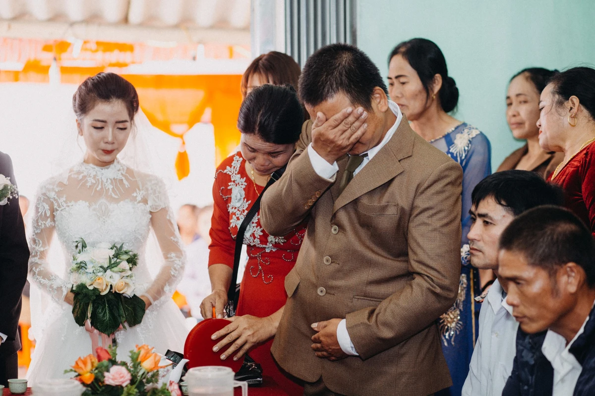 Người cha lau mắt khi tiễn con gái về nhà chồng