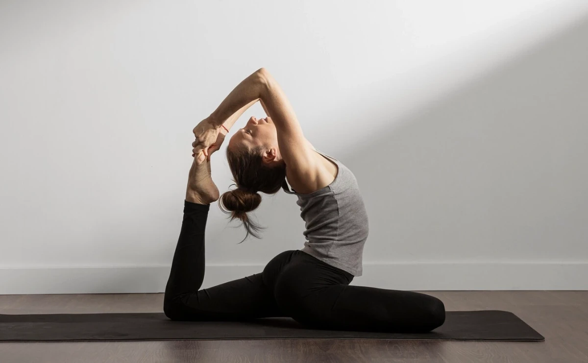 Người phụ nữ đang tập yoga để tăng thêm sự dẻo dai
