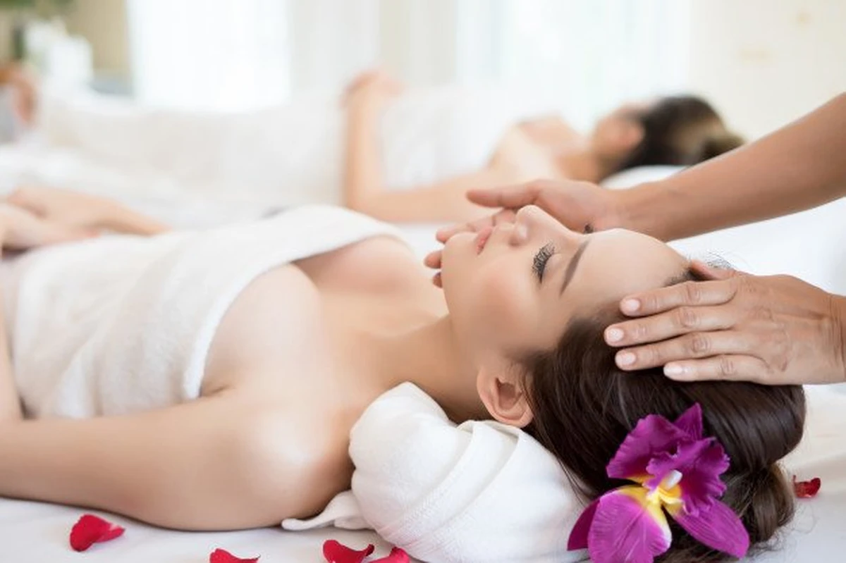 Cô gái đang thư giãn massage