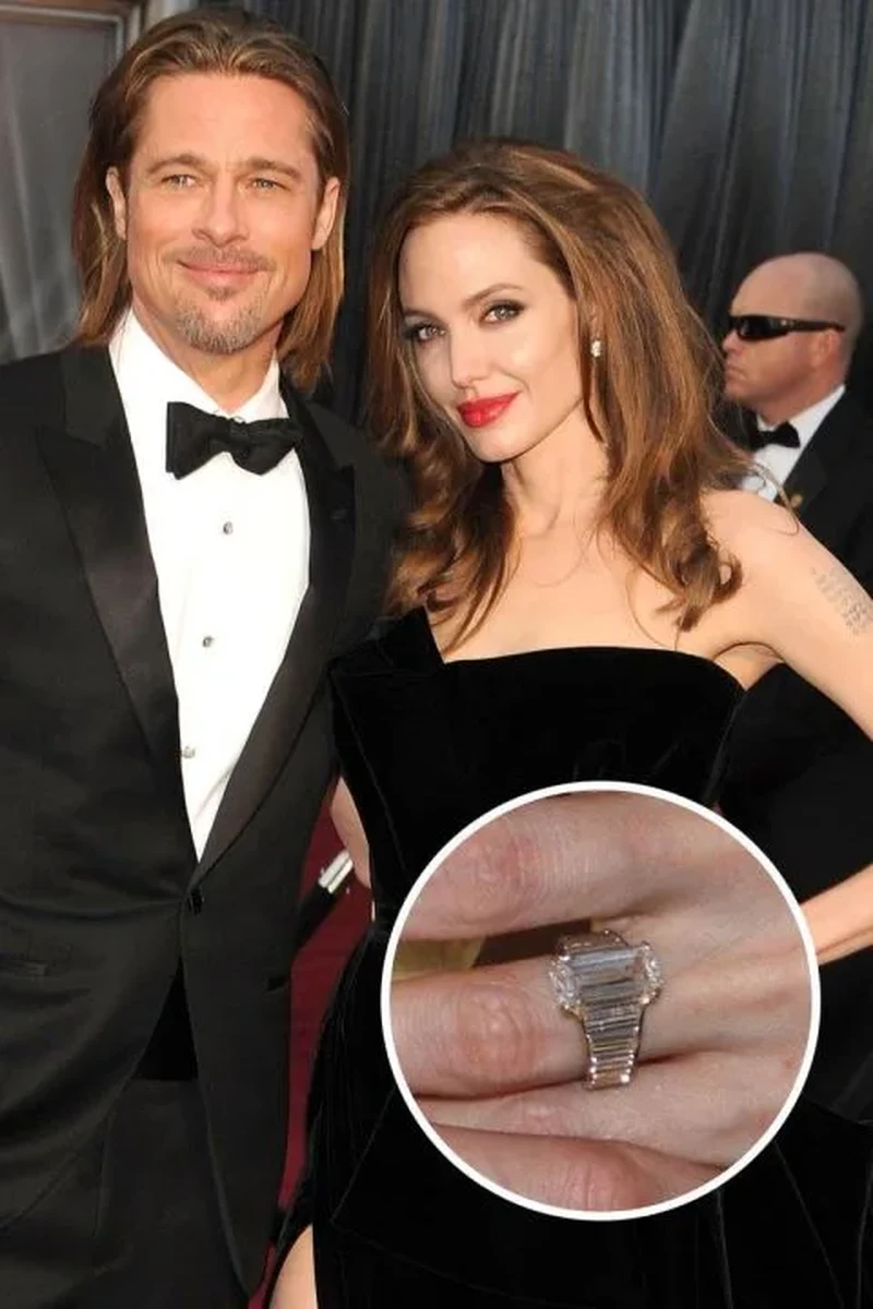 Chiếc nhẫn gắn viên kim cương Robert Procop 16 carats ước tính khoảng $500.000 được Brad Pitt trao cho Angelina sau đúng 7 năm tìm hiểu và yêu đương mặn nồng.
