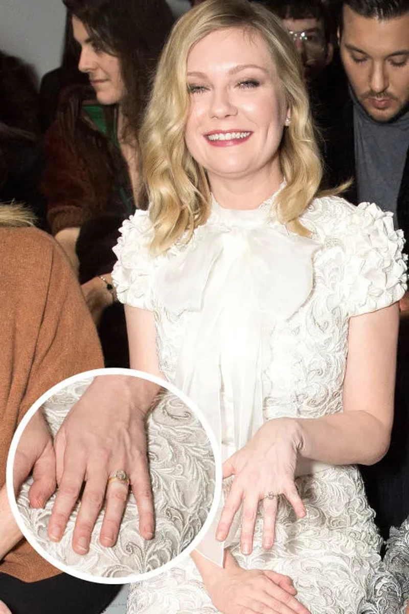 Mới đây Kristen Dunst đã hạnh phúc khoe với báo giới về chiếc nhẫn đính hôn thanh lịch mà cô vừa nhận từ hôn phu tương lai.