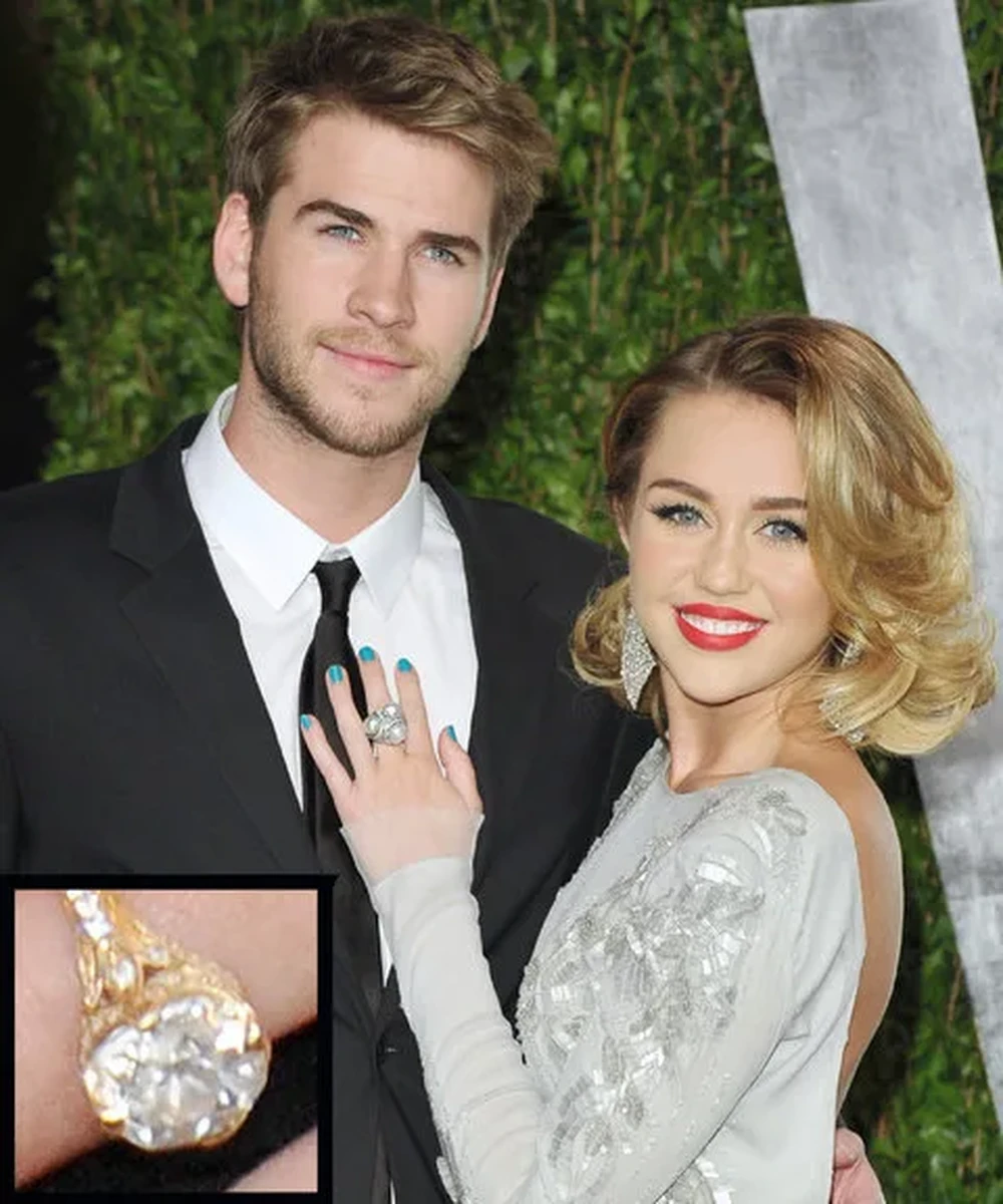 Miley nhận lời cầu hôn từ nam tài tử Liam Hemsworth năm 2012 bằng việc đeo trên tay chiếc nhẫn kim cương 3,5 carats của nhà Neil Lane
