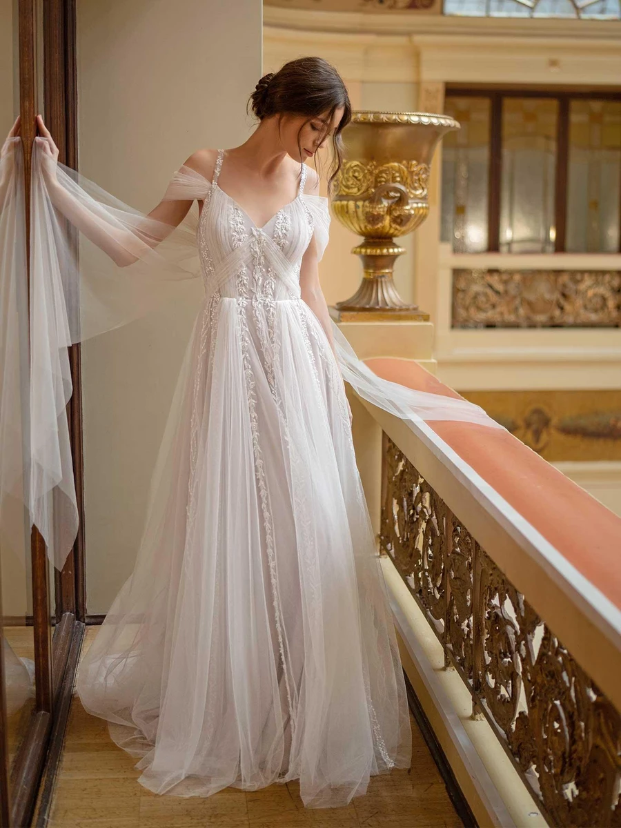 Váy cưới với đuôi váy bồng bềnh thướt tha hai bên