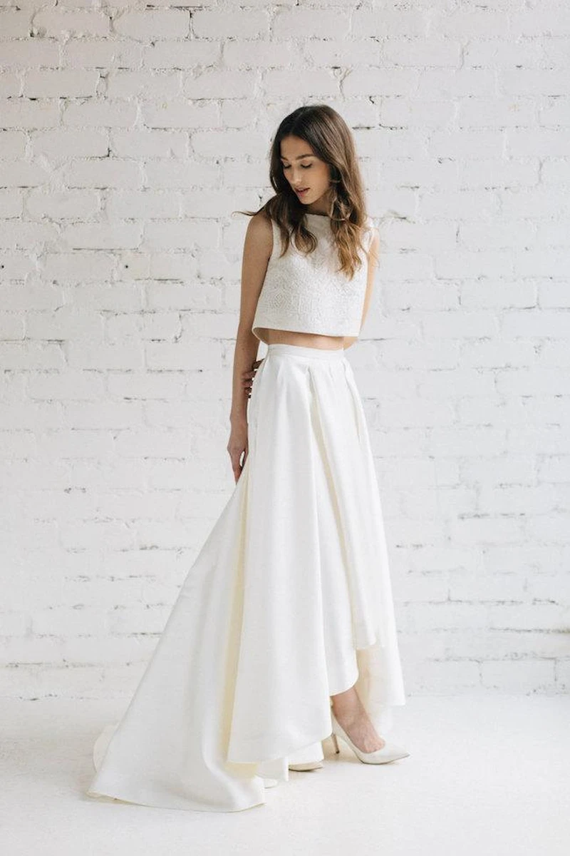 Váy cưới tối giản với phần trên là áo croptop và phần chân váy dài phía sau