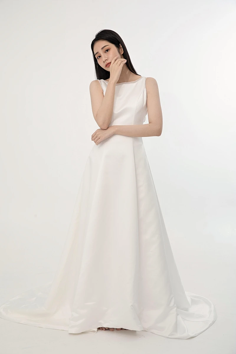 Váy cưới satin dáng chữ A cổ thuyền, không tay, thiết kế đơn giản, thanh lịch