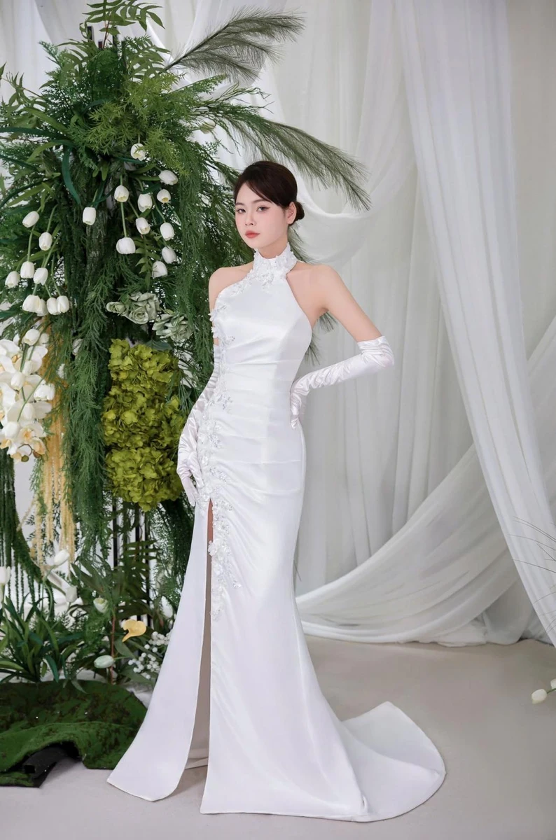 Váy cưới ôm sát, cổ yếm, xẻ tà cao