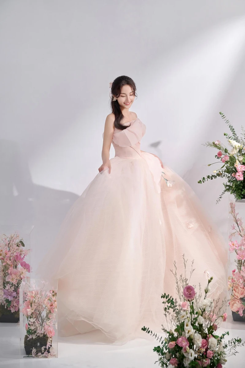 Váy cưới công chúa, cúp ngực, màu hồng pastel chân váy voan bồng bềnh