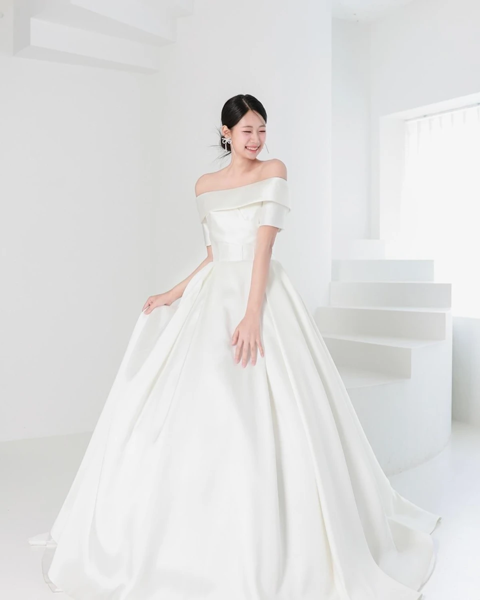 Cổ áo rộng sẽ tạo khoảng trống cân bằng bù cho chiếc cổ ngắn