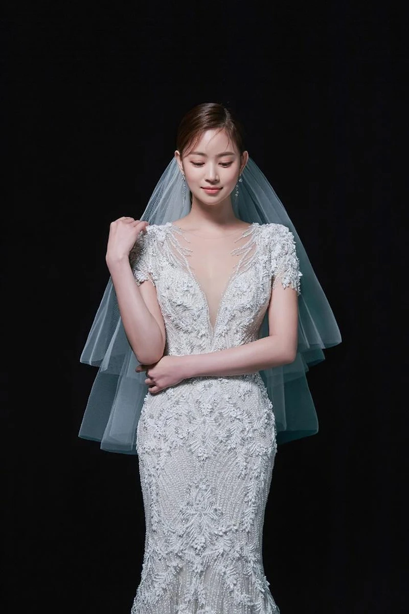 Cổ chữ V xẻ sâu gợi cảm nhưng không quá lố