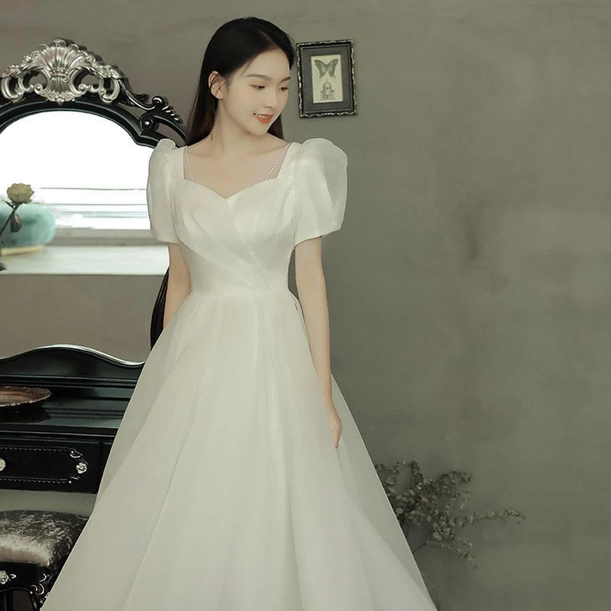 Váy cưới công chúa bồng tay, cổ vuông