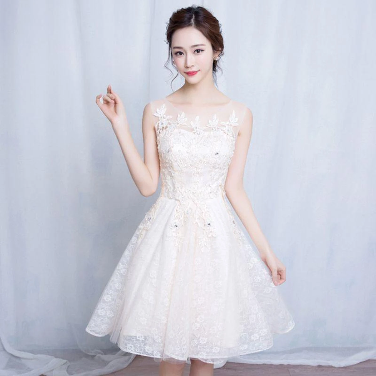 Thay vì may đầm dài, cô dâu có thể chọn những kiểu đầm ngắn như thế này. Ngắn hơn để có thêm điều kiện để trang trí tinh xảo hơn