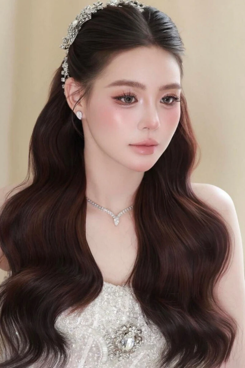 Kiểu tóc cô dâu buộc nửa đầu và xoã tóc 2 bên