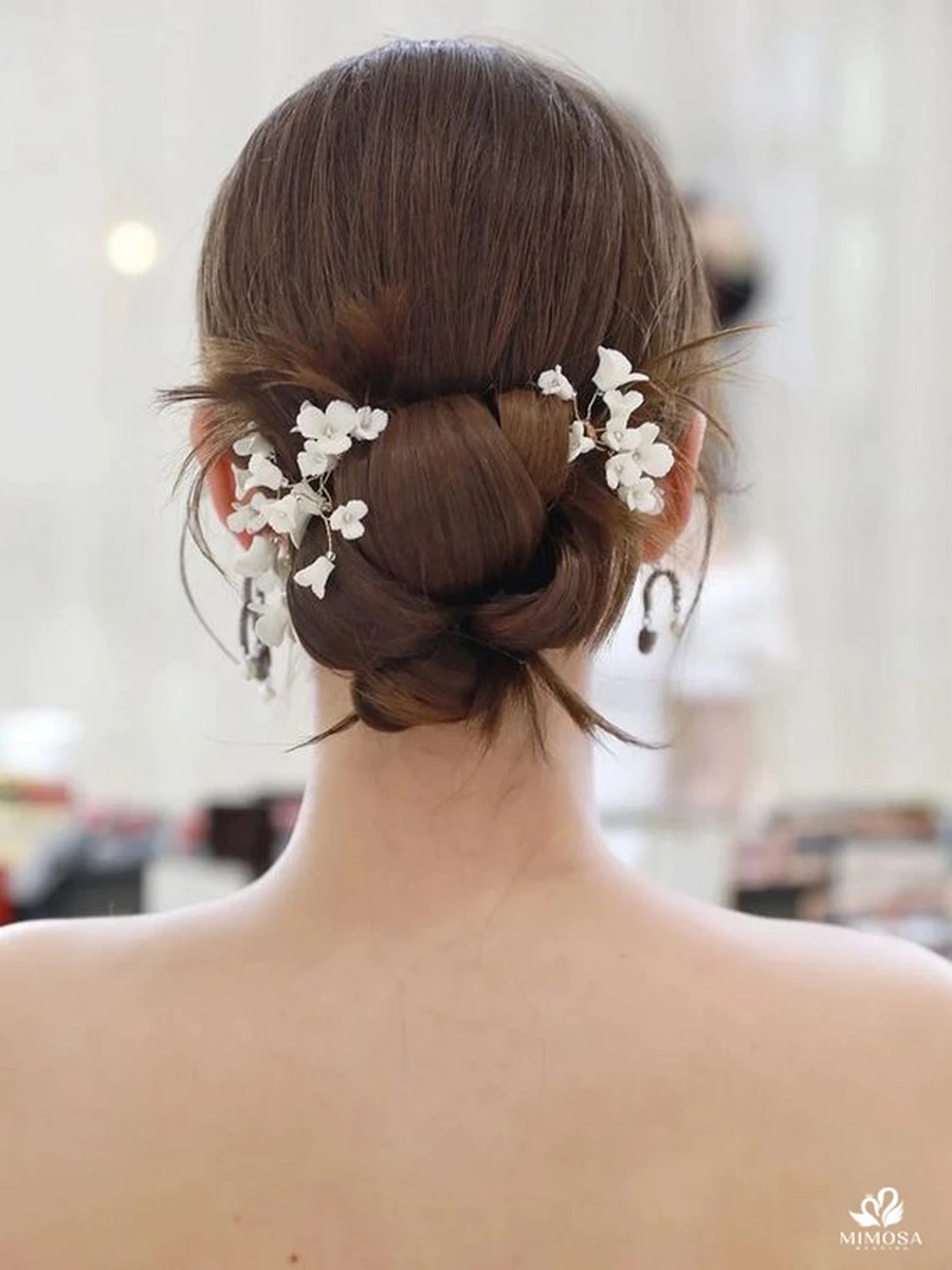 Búi tóc chignon cùng với các phụ kiện tóc đơn giản khác cho cô dâu