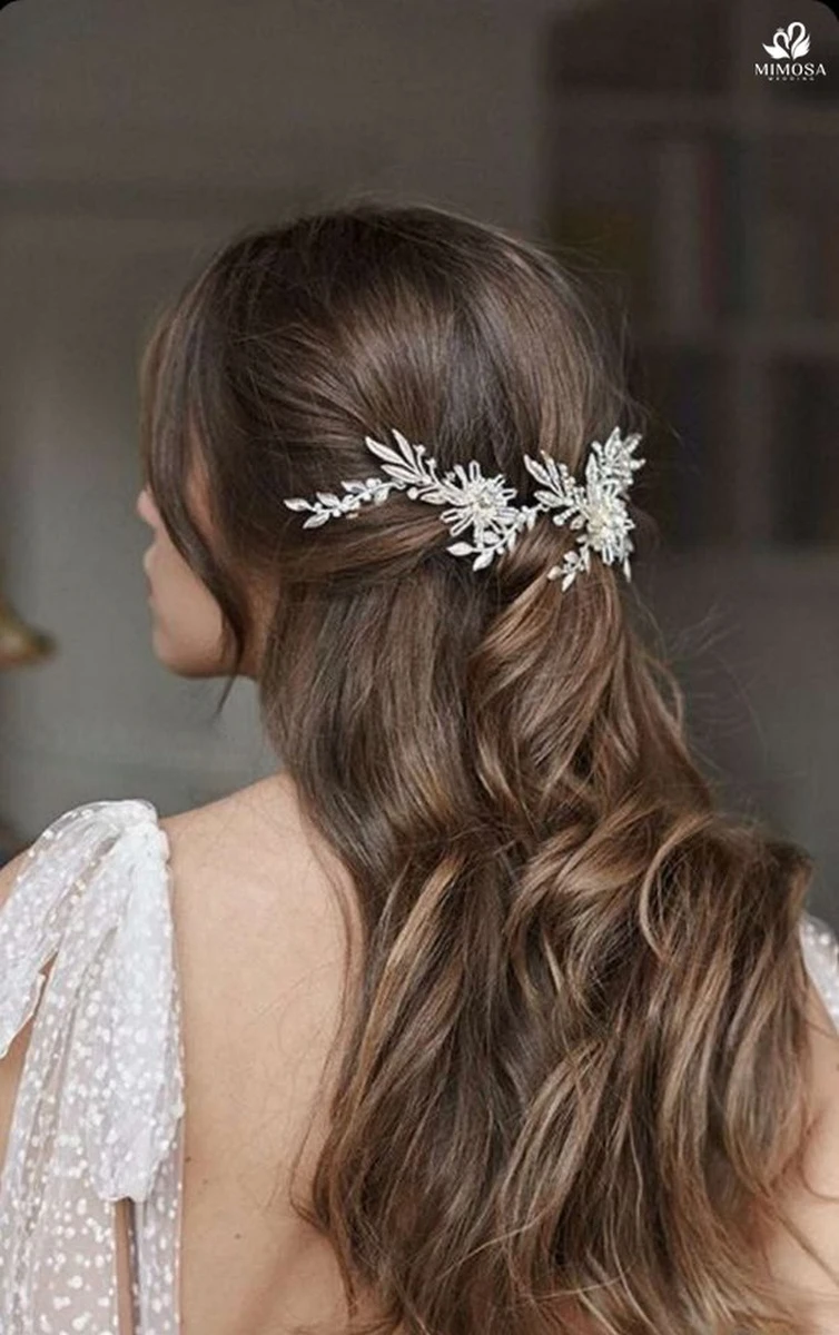 Cô dâu tóc xoăn buộc nửa đầu đơn giản