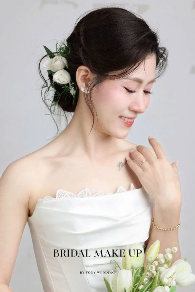 Kiểu tóc buộc lệch buông lơi cho cô dâu